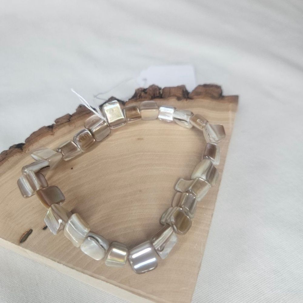 Vintage Mother of Pearl Beaded Stretch Bracelet EUC 1980s-1990s Sz 7 0.25" Wide - Picture 6 of 7